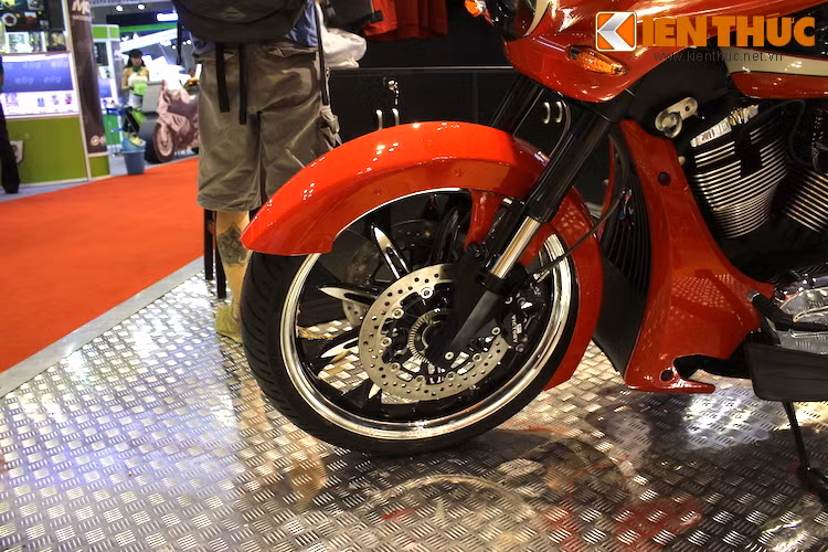 Theo phong cách xe độ, Magnum có bánh trước lên tới 21 ich và được hoàn thiện trong 2 tông màu đen và kim loại phay bóng đầy nghệ thuật. Dù là một mẫu bagger nhưng chiếc xe vẫn có phuộc USD thay vì phuộc ống lồng như nhiều dòng cruiser khác.