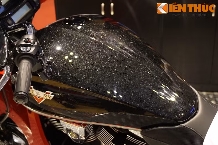 Tương tự những mẫu Harley-Davidson Hard Candy hay CVO, Magnum sở hữu màu sơn đầy "chất chơi với 3 mầu kết hợp đỏ - bạc - đen, trong đó màu đen có hiệu ứng sơn metalflake ánh kim cực "lung linh".