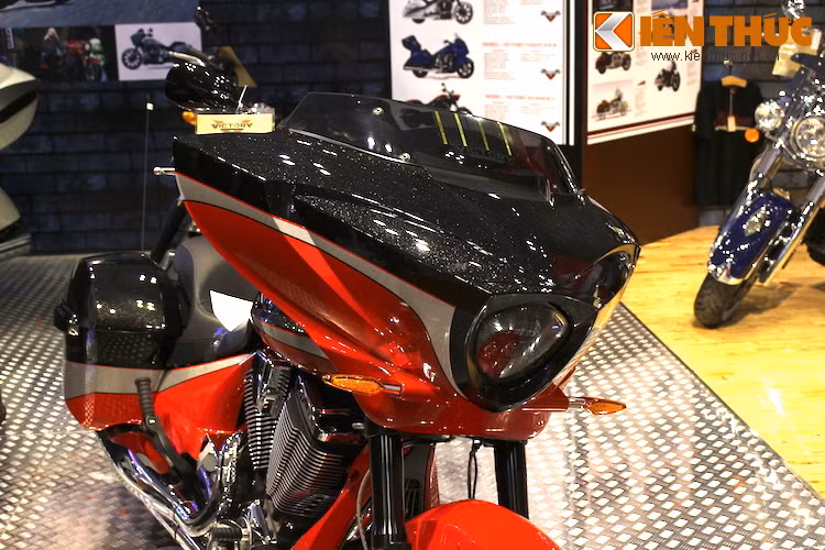 Ở phía trước, bộ quây gió rộng của chiếc xe có thiết kế đẹp mắt, với những đường cắt xẻ ấn tượng và tạo thành hình chữ V, đại diện cho thương hiệu Victory. Cụm đèn pha nằm ở chính giữa có màu tối và hình dáng như một viên ngọc quý.