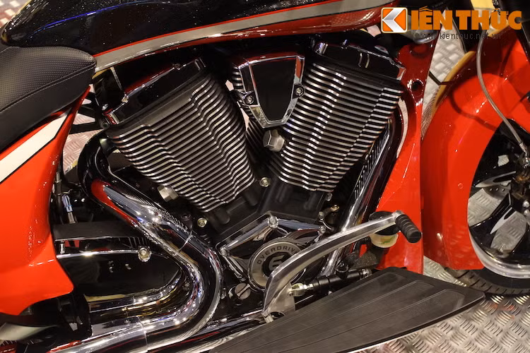 Động của Victory Magnum bagger được thiết kế khá lực lưỡng, với cỗ mãy V lộ diện hoàn toàn ra phía bên ngoài.