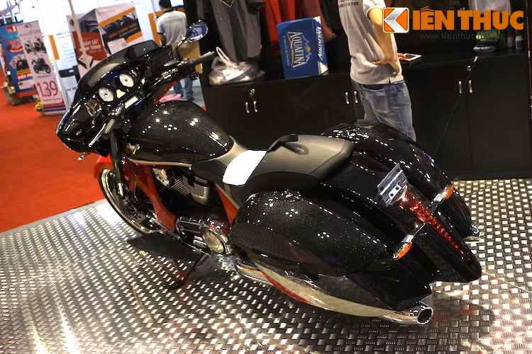 Động cơ này có công suất tối đa 88 mã lực và mô-men xoắn cực đại lên tới 142 Nm - mạnh hơn tới 15 mã lực so với cỗ máy 1600 cc của đối thủ Harley-Davidson Street Glide.