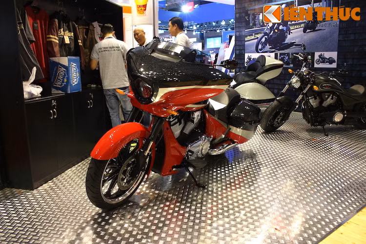 Tại Việt Nam, phải là những người có điều kiện và am hiểu về xe mới có thể chơi được Magnum khi ngoài việc thương hiệu Victory không nổi tiếng bằng Harley, một chiếc Magnum còn có giá lên tới 1,0704 tỷ đồng.