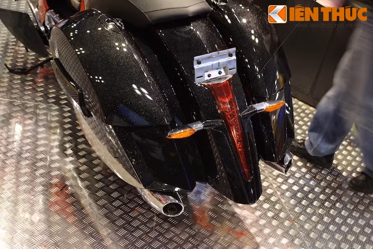 Là một chiếc bagger, Magnum có cặp thùng cứng được thiết kế vuốt thon về phía sau một cách đẹp mắt. Đèn hậu của xe cũng "độc" không kém khi có hình dạng thon dài và tạo thành hình mũi tên dọc dè sau.