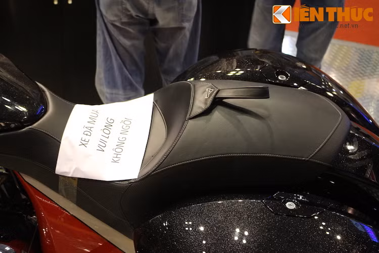 Bộ yên của xe được làm bằng da, có thiết kế góc cạnh đầy ấn tượng.