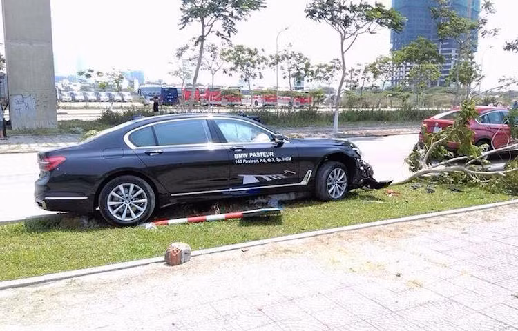 Chiếc xe sang BMW 730Li mới đầu tiên bị tai nạn ở Việt Nam khi đang được một khách hàng lái thử ở dưới chân cầu Thuận Phước, Đà Nẵng.