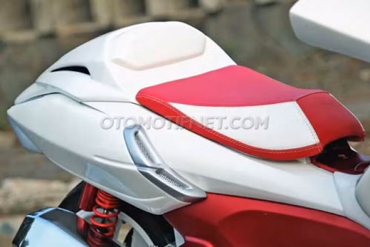 Toàn bộ những phần thân vỏ hai bên xe cũng đã được chế mủ lại hoàn toàn theo phong cách hiện đại, với các khe hút gió "giả" đầy thể thao.