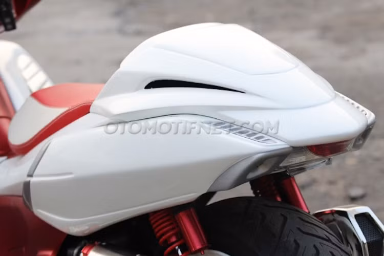 Để khiến chiếc xe trở nên độc đáo hơn, cặp đèn hậu phía sau cũng được chế thêm 2 đèn LED định vị phía trên. Với phần "gò" tương tự như các mẫu sportbike, chủ xe sẽ chỉ có thể ngồi được 1 người trên chiếc Honda PCX độ này.