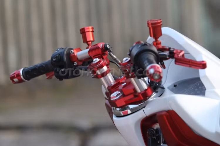 Toàn bộ phần đầu xe được chế mủ với thiết kế "hàng thửa" bằng sợi thủy tinh, đồng thời có thêm hệ thống loa kép ở phía trước người lái tương tự như các dòng xe touring phân khối lớn. Tay lái nguyên bản của PCX được thay bằng tay clip-on CNC của Bikers cao hơn, đem tới tư thế ngồi thoải mái hơn cho chủ xe.