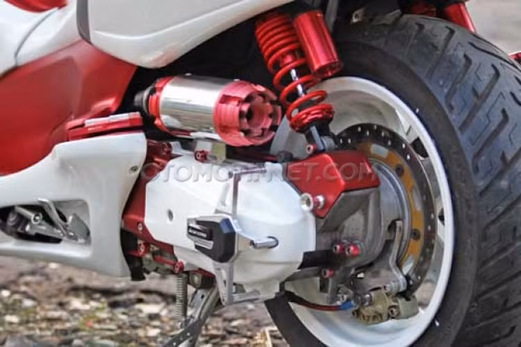 Khối động cơ 150 cc nguyên bản của PCX vẫn được giữ nguyên kết cấu bên trong, tuy nhiên có thêm lọc gió độ và bảo vệ bưởng máy nhôm CNC của Bikers. Phuộc sau được cung cấp bởi Gazi, trong khi đĩa sau lấy từ một mẫu xe Yamaha 2 kỳ từ thập niên 90.