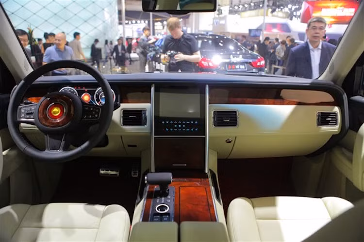 Bên trong xe được ốp gỗ và bọc da cao cấp, đồng thời có đầy đủ các hệ thống thông tin giải trí, bảng đồng hồ kỹ thuật số... tương đương với các dòng xe cao cấp châu Âu.