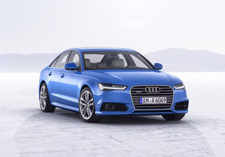 Ở phía trước, A6 và A7 cũng được Audi sửa đổi lại cản trước. Audi cũng không quên bổ sung cho A6 2 tùy chọn mâm đúc mới, trong khi A7 có 3 tùy chọn.