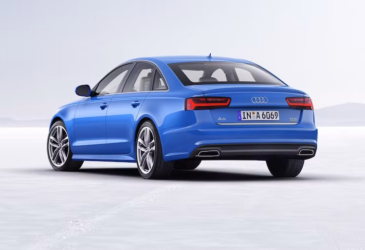 Cản sau và ốp hai bên thân xe cũng đã được Audi thiết kế lại góc cạnh hơn.