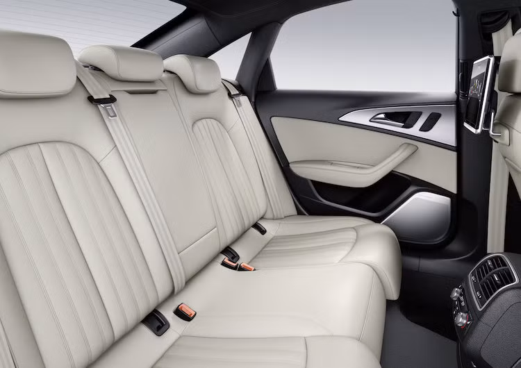 Hàng ghế sau có tùy chọn hệ thống thông tin giải trí với 2 máy tính bảng được gắn ở lưng ghế phía trước, có thể tháo rời dành cho các hành khách ngồi sau.