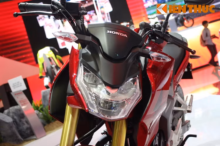 Phần đầu xe dữ dằn với bộ đèn pha LED thiết kế sắc nhọn, vuốt về phía trước tương tự như chiếc Ducati Streetfighter đình đám.