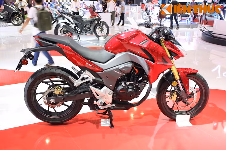 Từ hai bên thân xe nhìn ngang, có thể thấy CB190R sở hữu thiết kế rất "ưa nhìn" với kiểu dáng khí động học góc cạnh, mạnh mẽ.