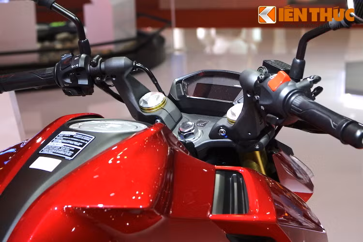 Bảng đồng hồ của CB190R có thiết kế tương tự như Honda MSX, nhưng có đèn nền màu xanh nổi bật hơn. Tay lái trên xe có dạng clip-on nhưng được đặt cao để đem tới cảm giác lái thoải mái.