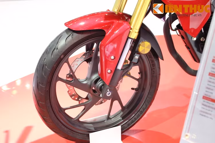 Đặc biệt, CB190R còn có bộ phuộc trước USD cao cấp với vỏ ngoài màu vàng đầy hấp dẫn. Một số mẫu xe phân khối lớn cao cấp hơn, không chỉ của Honda mà còn của các hãng xe khác cũng không có được trang bị này.