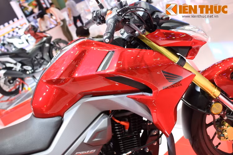 Bình xăng của xe có dung tích lên tới 12l và thiết kế đầy nam tính. Những tấm quây gió rút gọn với kiểu dáng sắc sảo đã được đúc liền vào với vỏ bình xăng, khiến chiếc xe trở nên liền lạc và gọn gàng hơn.