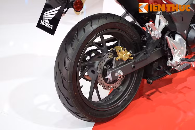 Lốp sau của CB190R có kích thước 130/70/17. Xe được trang bị ống xả giấu dưới gầm tương tự như chiếc Honda CB650F, tuy nhiên không hiểu do vô tình hay cố ý mà Honda Việt Nam đã không lắp pô cho chiếc CB190R trưng bày tại triển lãm xe máy Việt Nam 2016.