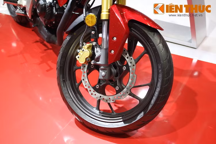 Dù là một mẫu xe phân khối lớn phổ thông nhưng Honda đã đầu tư khá nhiều phụ tùng chất lượng cao trên CB190R. Cặp vành của xe có kích thước 17 inch với thiết kế 5 cánh kép xoắn, với lốp trước cỡ 100/70/17 kèm hệ thống phanh với đĩa hoa và heo 2 piston.