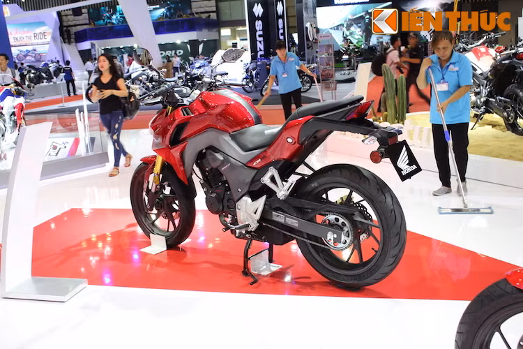 Theo Honda, do sở hữu động cơ 180 cc, chiếc xe có được khả năng vận hành ấn tượng hơn, trong khi có trọng lượng chỉ ngang bằng các loại xe với động cơ 150 cc. Mặc dù vậy, những người am hiểu về xe có thể sẽ thấy hơi thất vọng khi công suất của CB190R chỉ tương đương với những mẫu Honda có động cơ 150 cc DOHC như Sonic 150R, CBR150R hay mới đây nhất là Honda Winner.