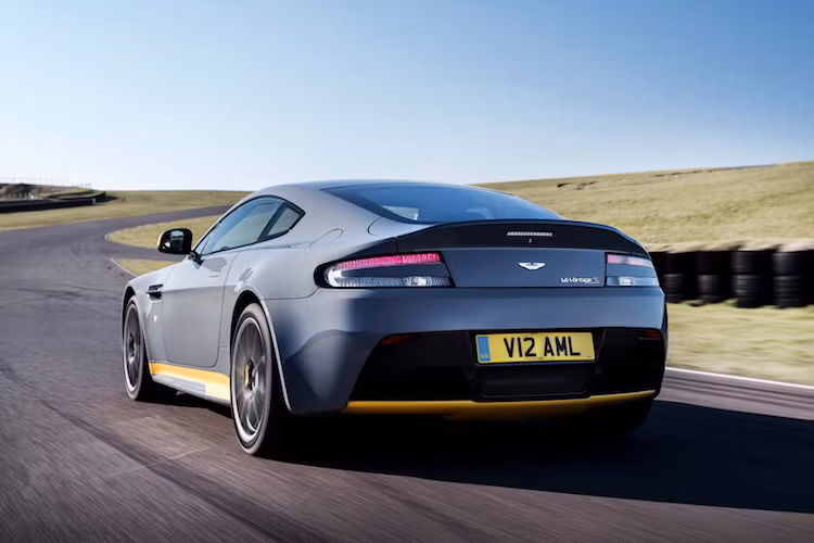 Với hộp số sàn đặc biệt, Vantage V12 S 2016 đạt hiệu năng tương tự bản số sàn với thời gian tăng tốc từ 0-100 km/h chỉ trong 3,9 giây và tốc độ tối đa 330 km/h.