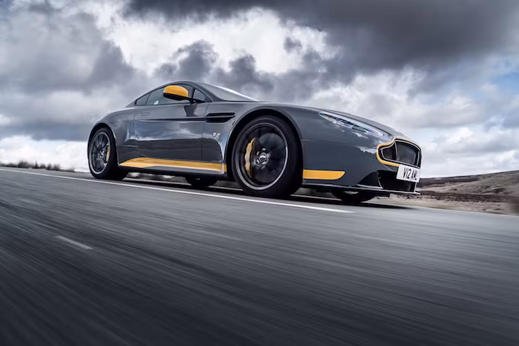 Quay trở lại với phiên bản V12 Vantage S số sàn mới, Aston Martin đã giữ nguyên thiết kế cơ bản vốn đã có tuổi đời 11 năm của chiếc xe.
