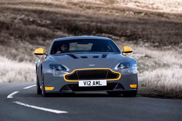 Bên cạnh việc ra mắt Aston Martin V12 Vantage S, Aston Martin còn cải tổ lại dòng coupe Vantage bằng cách bỏ đi 2 phiên bản thường. Chính vì vậy hiện nay dòng xe này chỉ còn 2 phiên bản Vantage S số sàn và số tự động.