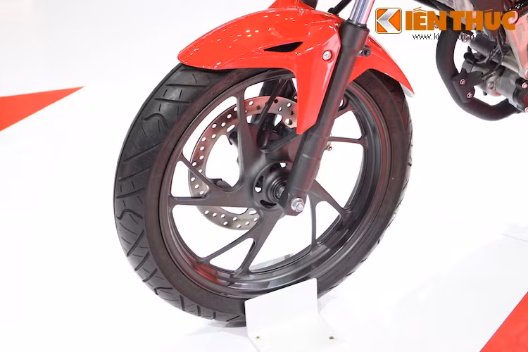 Thiết kế vành 5 cánh kép xoắn của xe nay đã thành "chuẩn mực" của những mẫu xe nam Honda, khi đã từng xuất hiện trên Honda CB190R và mới đây nhất là CBR150R. Xe được trang bị phanh đĩa đơn phía trước 2 piston kèm lốp "béo" 100/80/17.
