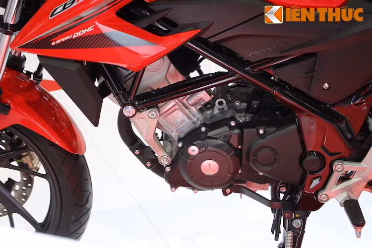 CB150R Streetfire được trang bị động cơ DOHC 1 xi-lanh 150 cc phun xăng điện tử FI, làm mát bằng nước mới nhất của Honda. Động cơ này có công suất tối đa 16,2 mã lực và mô-men xoắn cực đại 13,8 Nm. Xe được trang bị hộp số 6 cấp.
