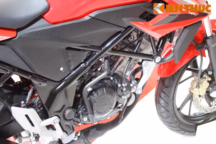 Với động cơ mới, CB150R Streetfire chỉ mất 10,5 giây để đạt 0-100 km/h và tốc độ tối đa của xe là 125 km/h. Mức tiêu thụ nhiên liệu trung bình do Honda công bố là 2,5l/100 km.