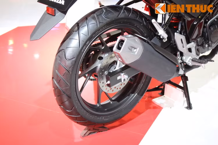 Ống xả của xe có thiết kế khá lớn do phải tích hợp thêm bộ lọc khí thải. Không giống như phiên bản đã từng được nhiều cửa hàng bán xe tư nhân nhập về, chiếc CB150R trưng bày của Honda Việt Nam không có đoạn ống giảm thanh nằm ở đuôi ống xả.