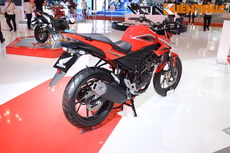 Hiện tại, Honda CB150R Streetfire nhập khẩu từ Indonesia đang được các cửa hàng tư nhân bán với giá khoảng 100 triệu đồng. Nếu như được Honda Việt Nam nhập khẩu chính thức hoặc tốt hơn là lắp ráp trong nước, giá của xe có thể sẽ được giảm xuống tầm 20 triệu, chỉ còn khoảng 60 triệu.