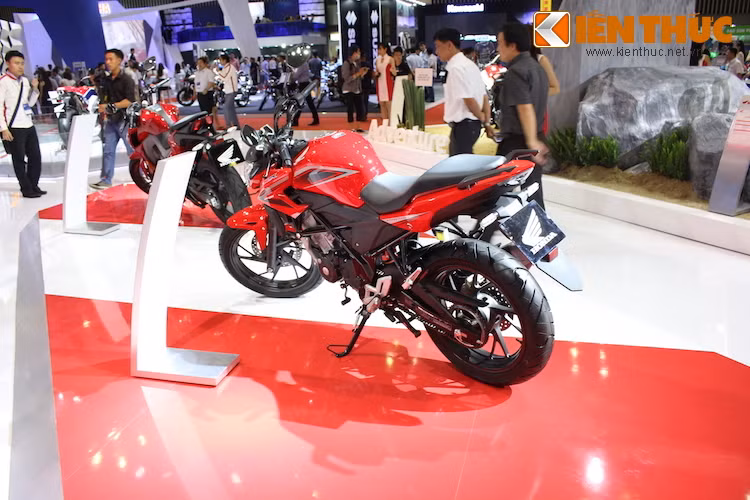 Phuộc sau xe dạng monoshock, trong khi lốp sau có kích thước 130/70/17.