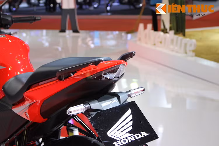 Ở phía sau, CB150R cũng sử dụng đèn hậu và đèn xi-nhan LED. Với thiết kế vuốt nhọn, phần đuôi xe đem tới cho tổng thể CB150R vẻ năng động và thể thao hơn.