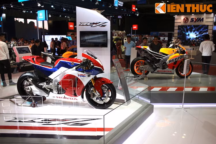 Hàng loạt các mẫu xe đời mới có tích hợp công nghệ cao đến từ các nhà trưng bày Benelli, Ducati, Honda, Kawasaki, Piaggio, Suzuki, SYM, Yamaha thực sự đã tạo điểm nhấn độc đáo cho triển lãm lần này.