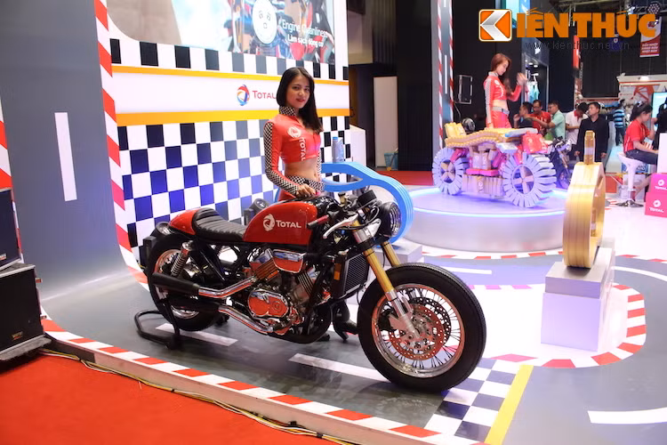 Sự kiện lần này cũng đặc biệt hấp dẫn thu hút người xem ở khu gian hàng của các thương hiệu phụ trợ. Đây là lần đầu tiên người tiêu dùng được tiếp xúc với thế giới đồ phụ tùng, linh kiện xe máy, bảo hiểm… đồng thời là cơ hội tốt cho các doanh nghiệp tiếp cận và gây ấn tượng tốt đẹp hơn trong lòng người tiêu dùng.