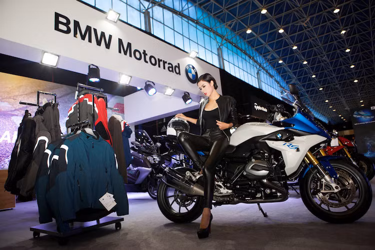 Với vô số các hoạt động tương tác, triển lãm sẽ là nơi gặp gỡ, giao lưu của người hâm mộ thương hiệu BMW nói riêng và người yêu xe hơi nói chung. Ngoài ra, để phục vụ cho nhu cầu tham quan và trải nghiệm, Ban Tổ chức sẽ triển khai nhiều minigames và trò chơi tương tác trên website và các Fanpage chính thức, bao gồm cả việc tặng vé.