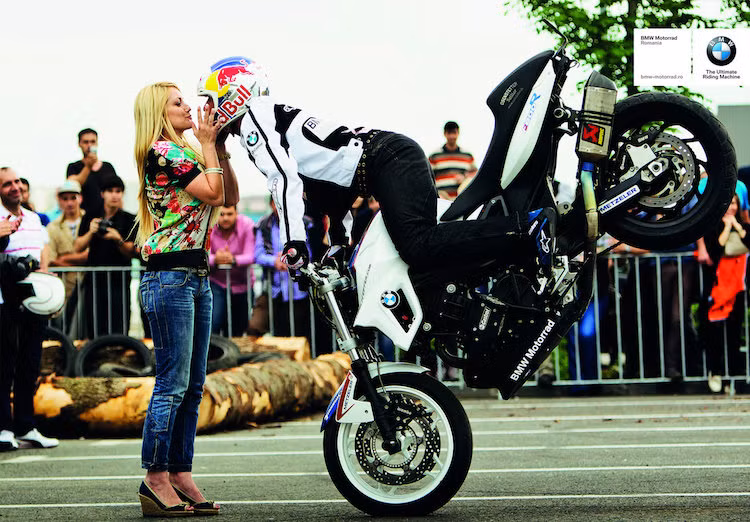 Bên cạnh hoạt động trưng bày và giới thiệu xe, triển lãm còn diễn ra một loạt các chương trình giải trí, tương tác hấp dẫn, hứa hẹn những trải nghiệm tuyệt vời dành cho khách thăm quan như màn trình diễn stunt bike độc đáo do vận động viên chuyên nghiệp Igor Tjumensev từ tập đoàn BMW. Các đợt diễn trong ngày: 11:30-12:00; 15:30-16:00; 17:30-18:00.
