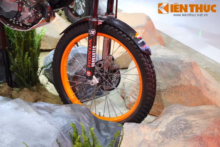 Bộ vành nan với kích thước 18 inch cho bánh sau và 21 inch cho bánh trước được lựa chọn do có lực đàn hồi tốt hơn vành đúc, có thể "sống sót" sau những cú nhảy liên tục. Với tốc độ di chuyển chậm, xe chỉ có phanh trước với đĩa đường kính 185 mm và heo 4 pis.