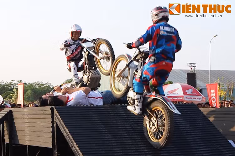 Tại khu vực ngoài trời của Honda ở triển lãm xe máy Việt Nam lần I, khách thăm quan cũng đã có dịp được tận mắt chứng kiến những chiếc Montesa Cota thực hiện những bài biểu diễn trial đầy kỹ thuật, dưới sự điều khiển bởi hai vận động viên đến từ Nhật Bản.