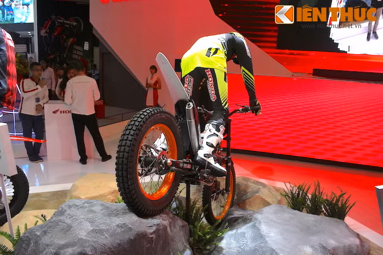 Ở phía sau của xe được thiết kế gọn nhẹ nhất có thể, với phần vỏ kéo dài tạo thành một chiếc chắn bùn. Hệ thống giảm xóc được cung cấp bởi Showa, có dạng ống lồng hành trình 39 mm cho bánh trước và Pri-Link monoshock cho bánh sau.