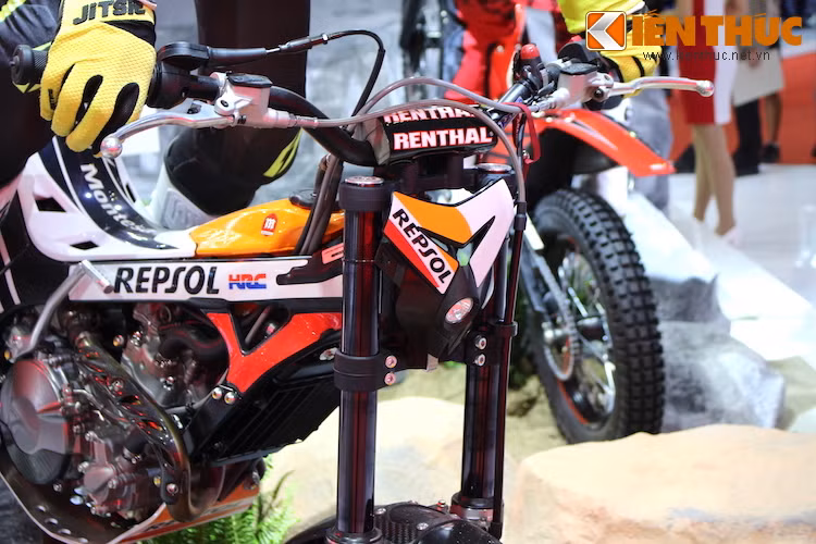 Do được thiết kế để vượt qua các chướng ngại vật trong một khu vực nhỏ nên Montesa Cota chỉ có bình xăng với dung tích 1,89 lít. Xe có tay lái cao để người lái có thể kiểm soát dễ dàng và một đèn pha nhỏ nhằm phục vụ các buổi biểu diễn ban đêm.