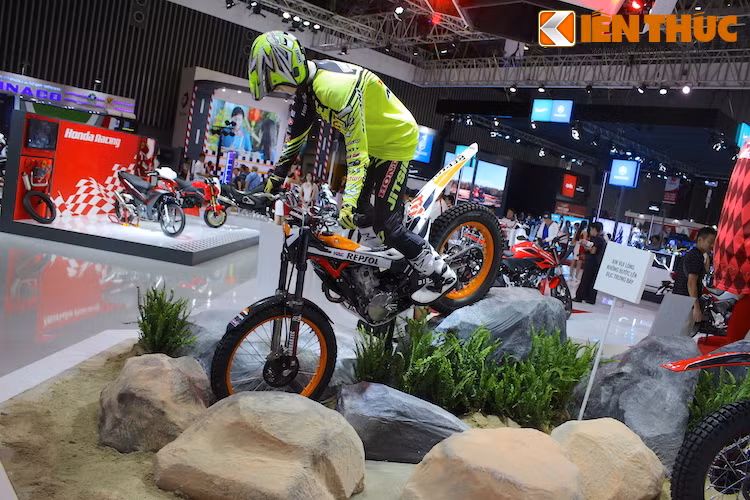 Tại Mỹ, một chiếc Honda Montesa Cota 4RT260 có giá 7799 USD, trong khi chiếc Montesa Cota 300RR lên tới 10.000 USD.