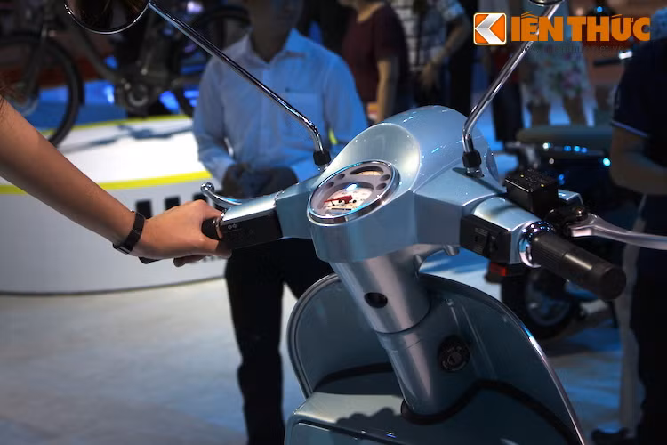 Bảng đồng hồ của chiếc xe vẫn có dạng tròn, tuy nhiên có bề mặt đồng hồ được thiết kế lại để tạo nét tương đồng với những chiếc Vespa hiện đại khác.