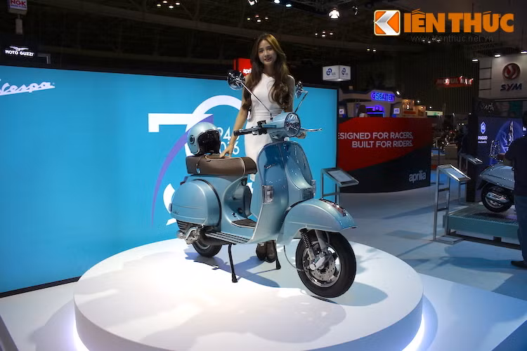 Nhân dịp kỷ niệm 70 năm dòng Vespa, Piaggio sẽ tung ra phiên bản đặc biệt 70 Years Edition cho tổng cộng 3 dòng xe là Vespa Primera, Vespa GTS và Vespa PX. Trong số đó, Vespa PX 70 Years Edition đã được Piaggio vừa ra mắt tại triển lãm xe máy Việt Nam lần I.