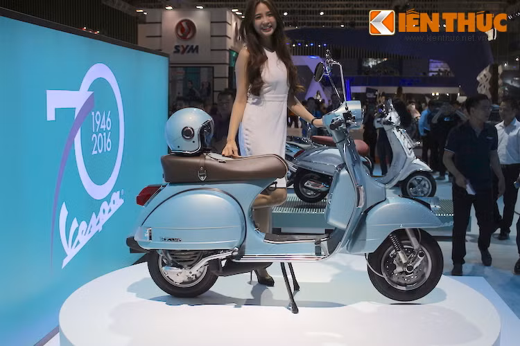 Điểm đặc biệt trên phiên bản Vespa PX 70 Years Edition đầu tiên đó là màu xanh da trời đặc biệt của chiếc xe, được Piaggio gọi là Azzura.