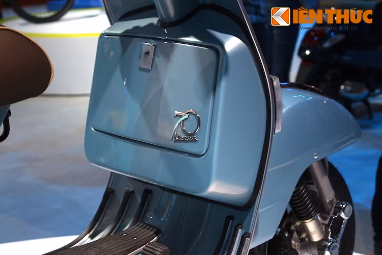 Ở góc hộp đựng đồ trước xe còn có thêm một logo kỷ niệm 70 năm Vespa đặc biệt, mạ chrome sáng bóng đầy vẻ cao cấp.