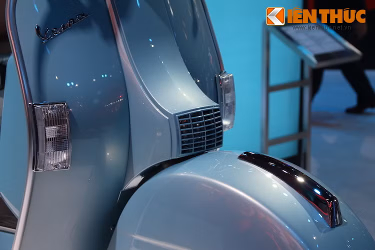 Ra mắt lần đầu từ năm 1977 thuộc dòng sản phẩm mới nuova linea của Piaggio vào lúc đó, Vespa PX được thiết kế với nhiều đường nét vuông vức hơn, hiện đại hơn, "đón đầu" trước thập niên 80. Sau gần 40 năm, kiểu dáng của chiếc xe vẫn không quá khác biệt.