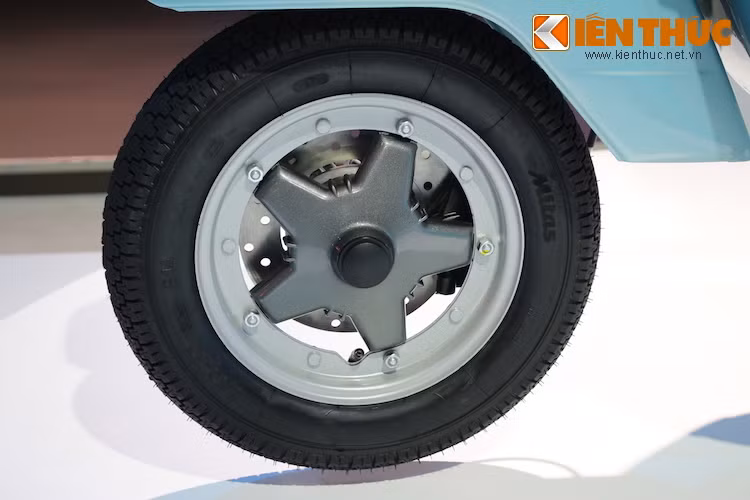 Tuy nhiên, suốt 39 năm, Piaggio cũng đã đồng thời liên tục cải tiến Vespa PX để chiếc xe vận hành hiệu quả hơn, an toàn hơn. Một số cải tiến điển hình bao gồm bộ mâm đúc lòng sao 5 cánh được ghép với vành thép và hệ thống phanh đĩa cho bánh trước.